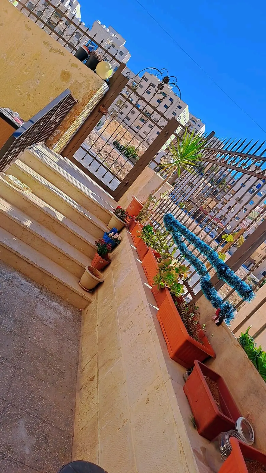 شقه للبيع كاش القويسمه جبل الحديد تسويه مطله شبه ارضي  3غرف نوم وحده ماستر