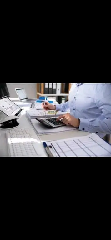 أستاذ محاسبة و اقتصاد حاصل على الامتياز لطلاب الجامعات