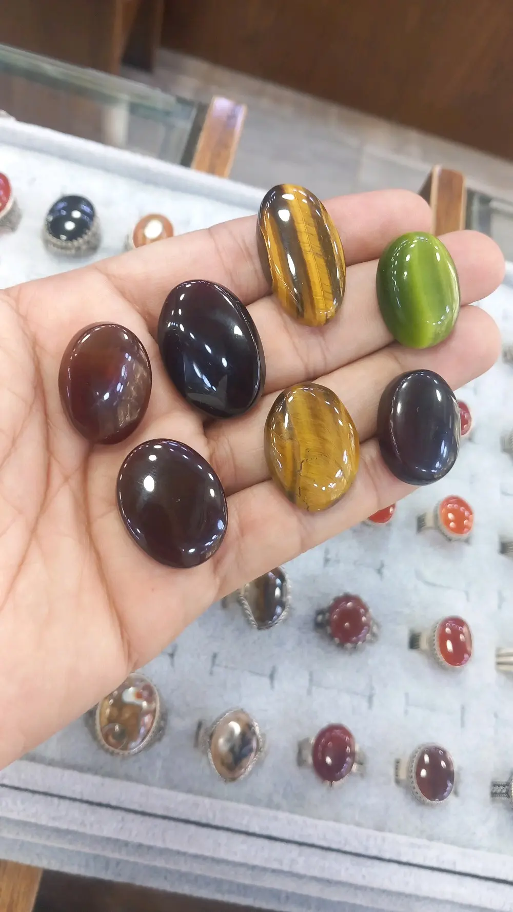 قلائد وتعليقات أحجار كريمة