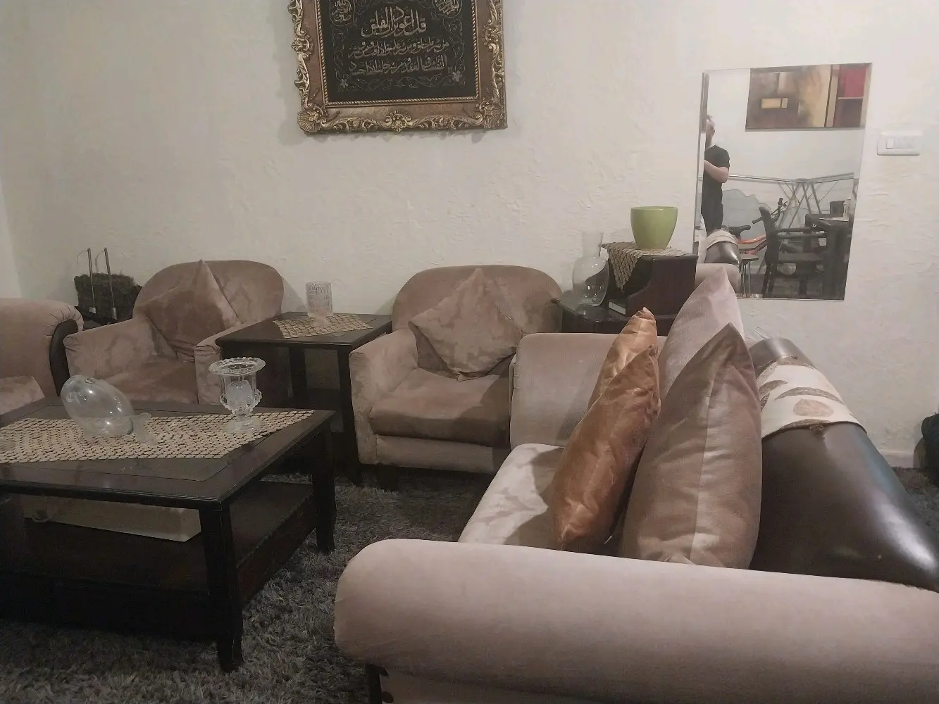طقم كنب صالون ٩ مقاعد لون بني و ذهبي نظيف جداً