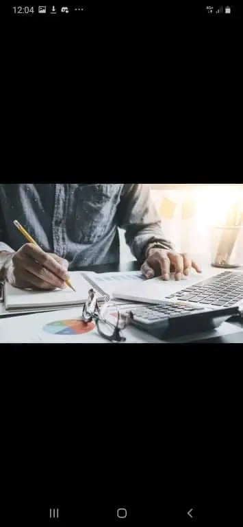 أستاذ محاسبة و اقتصاد حاصل على الامتياز لطلاب الجامعات