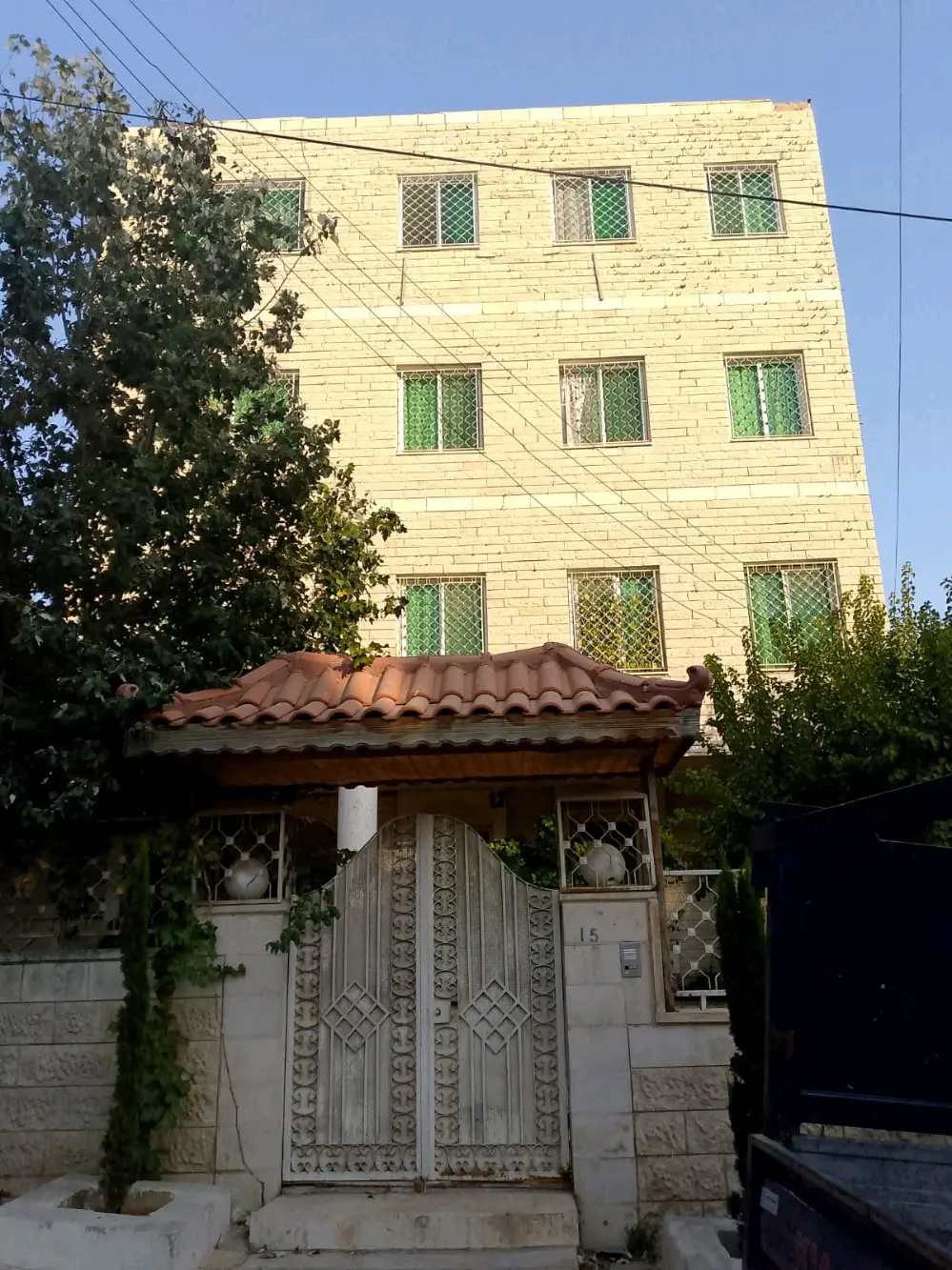 عماره منطقه عمان جبل المناره ٤ طوابق مع روف مسطح الف متر مساحه الارض ٥٣٥ متر مكو