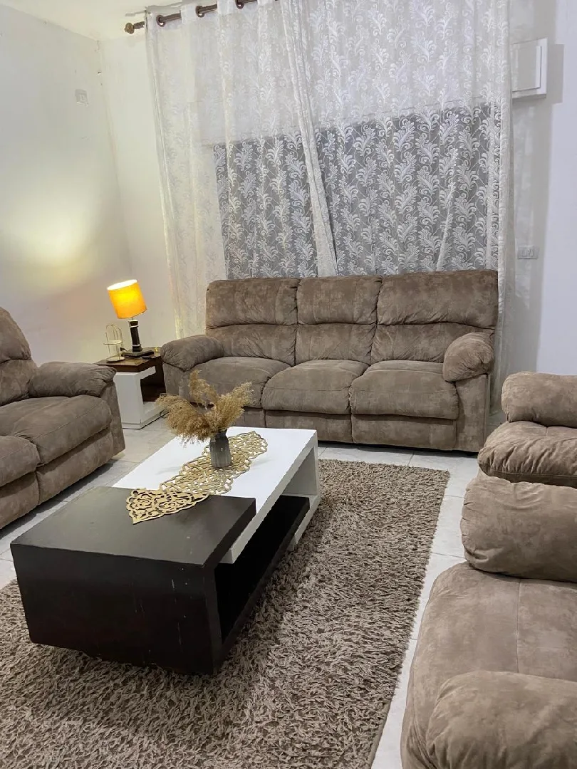طقم كنب لكلاينر مستعمل نضيف 330دينار شامل التوصيل عمان الزرقاء/ام م ح م دع١٠