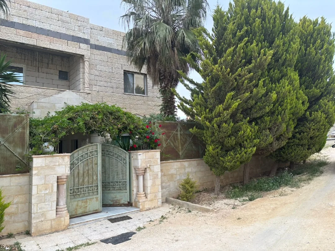 بيت مكون من 3 طوابق للبيع
