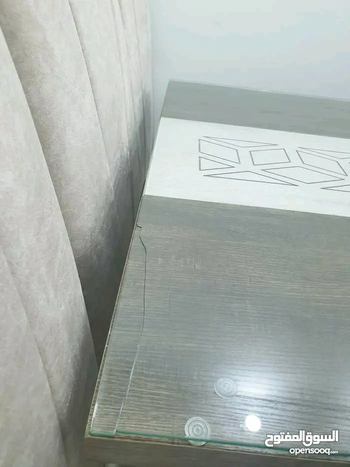 طاولة سفرة ثمانية كراسي مع دنسوار و فضية تفصيل خشب لاتيه إندونيسي بحال الوكالة