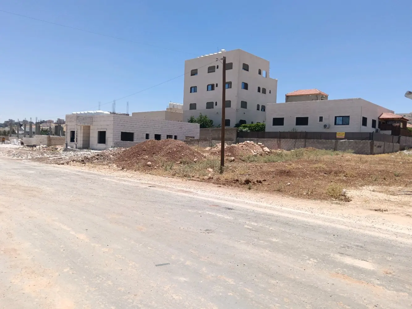 قطعة أرض في جاوا على شارع عرض 20م حوض حنو المراشدة بالقرب من ملاعب الجوهرة