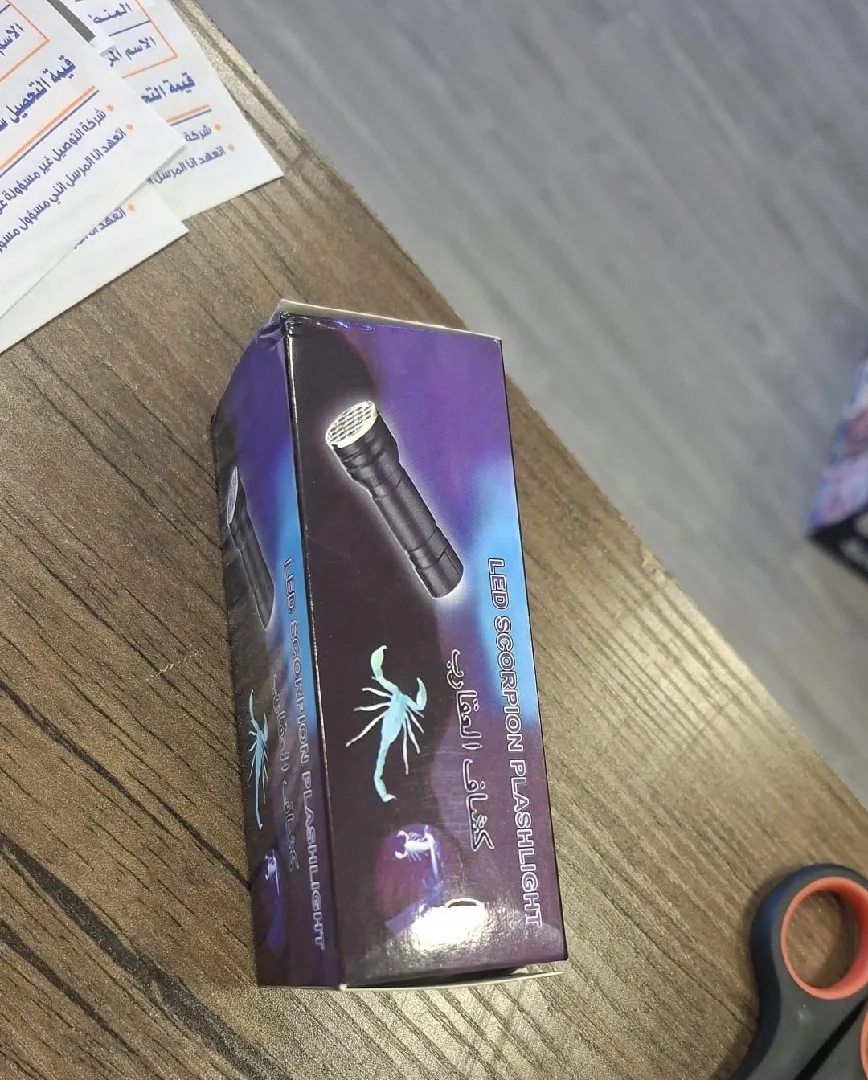 هذا المنتج هو كشاف يدوي يعمل بالأشعة فوق البنفسجية (UV Flashlight) مصمم خصيصاً لا