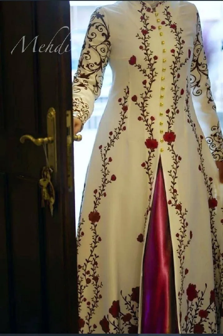كارديجان مع فستان