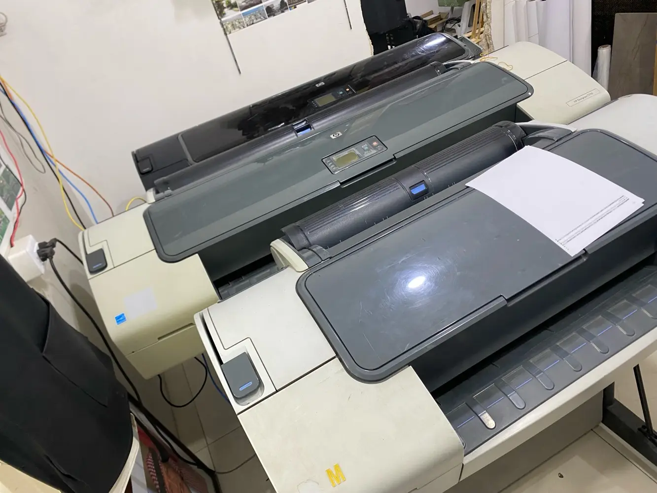 ماكينات طباعه البوسترات والجداول والمخططات الهندسيه