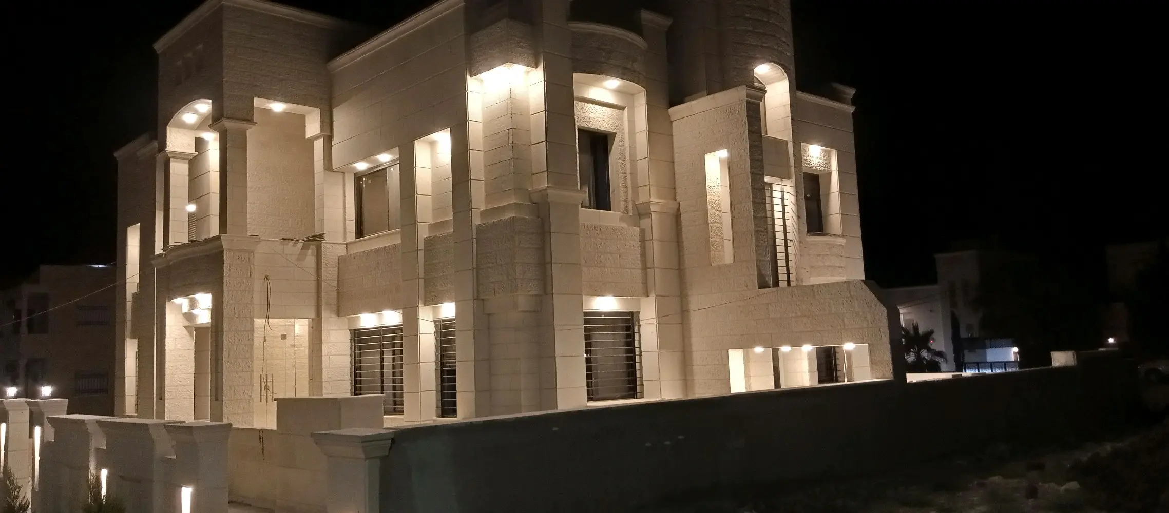 فني كهرباء  فيي اربد تأسيس وصيانه الكهرباء المنزليه والمحال التجاريه