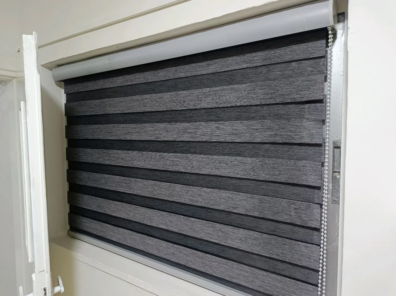 تنجيد و خياطة وتركيب جميع انواع الستائر