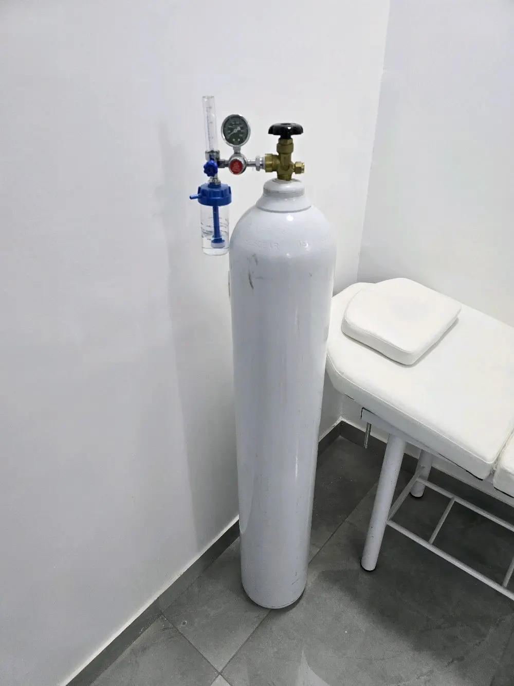 كرسي أسنان وأدوات عيادة أسنان وطب عام للبيع