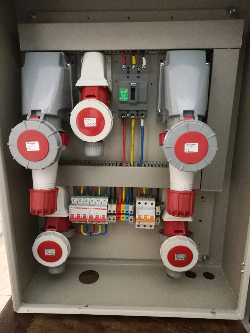 فني كهربائي