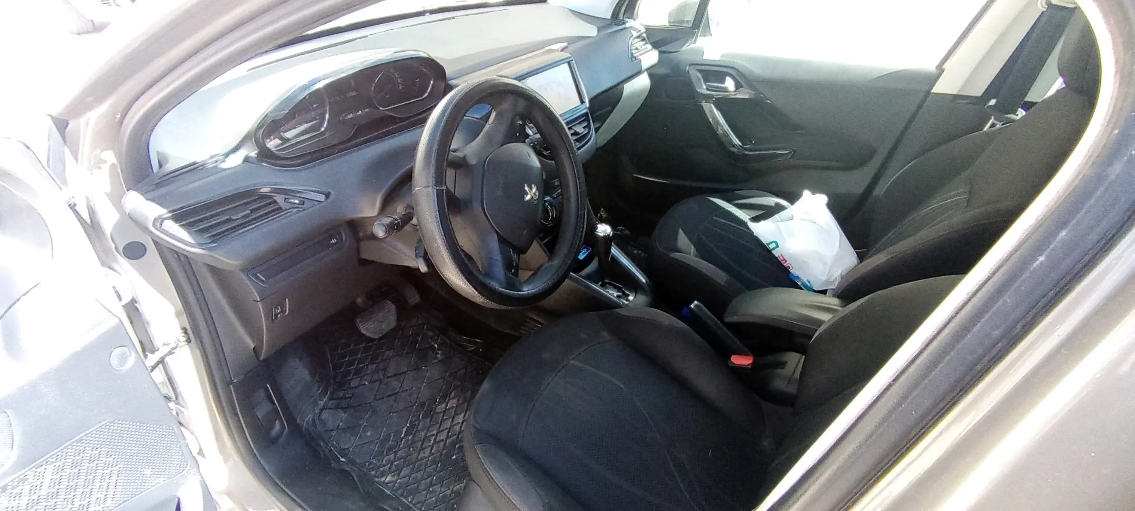 بيجو 208 للبيع موديل ٢٠١٥