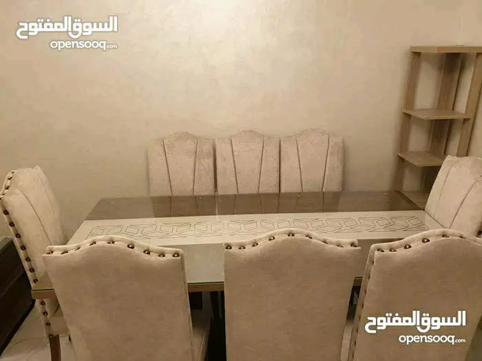 طاولة سفرة ثمانية كراسي مع دنسوار و فضية تفصيل خشب لاتيه إندونيسي بحال الوكالة