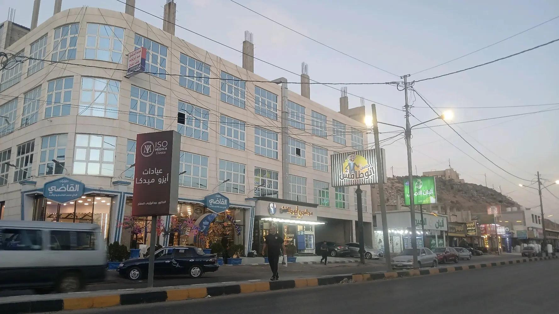 محل للايجار ٣٠٠ متر مربع