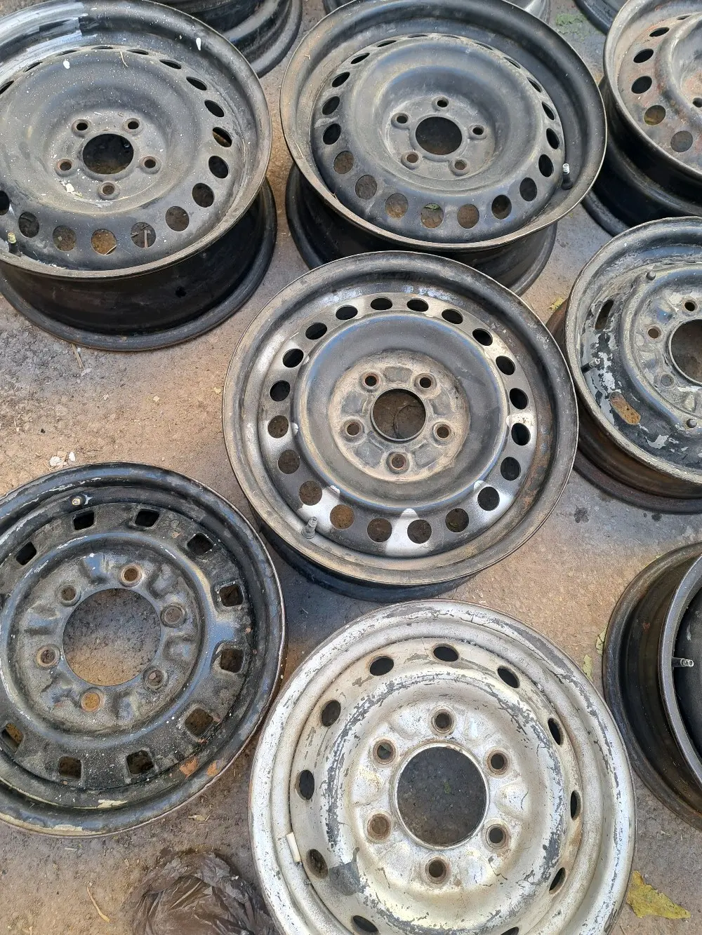 جنطات مشكلة للبيع كامل العدد ٢٣ جنط السعر 70دينار