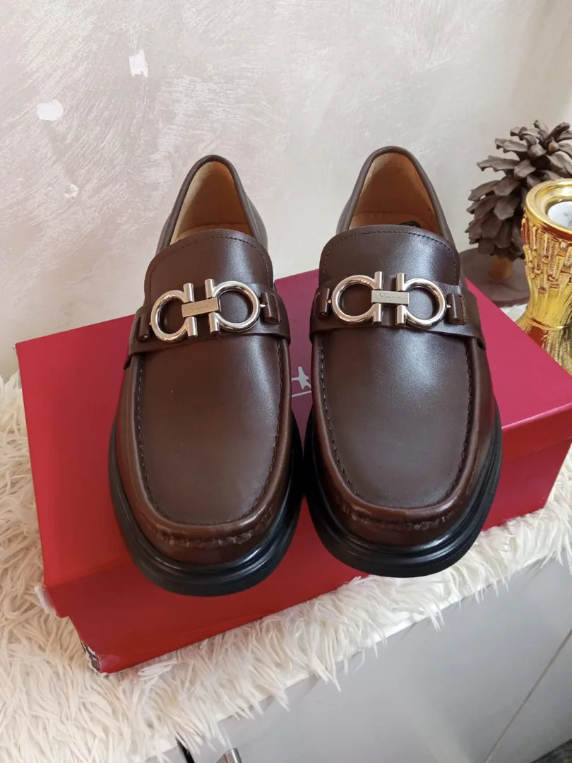 "عنوان الأناقة الكلاسيكية: Ferragamo Leather Loafers"