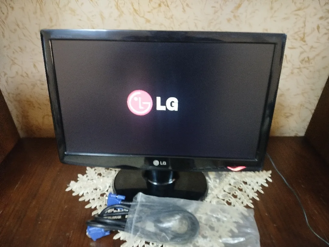 شاشة كمبيوتر LG Flatron مقاس 19 بوصة بحالة ممتازة جداً مع وصلاتها
