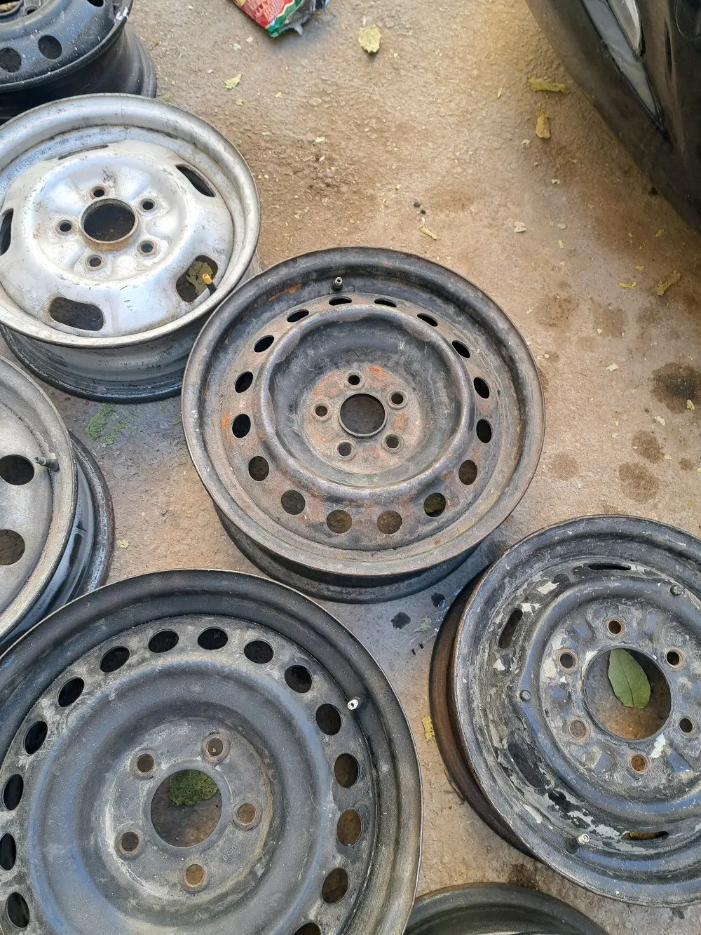 جنطات مشكلة للبيع كامل العدد ٢٣ جنط السعر 70دينار