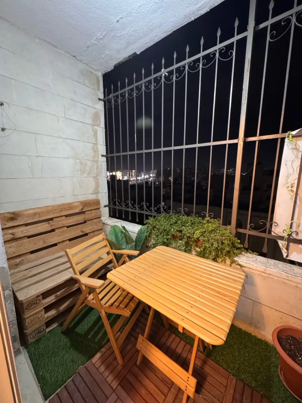 شقه طابق اخير وروف في الجبيهه الغربي بسعر مميز