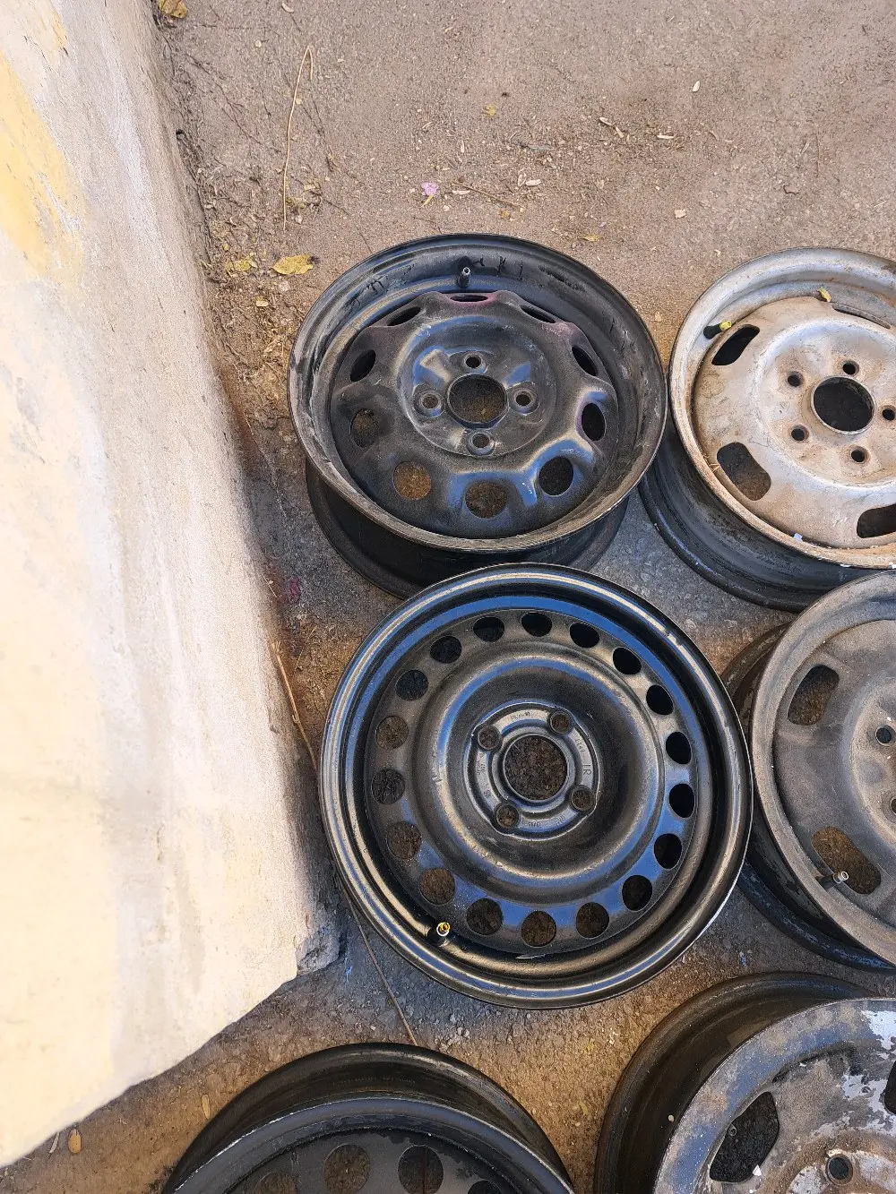 جنطات مشكلة للبيع كامل العدد ٢٣ جنط السعر 70دينار