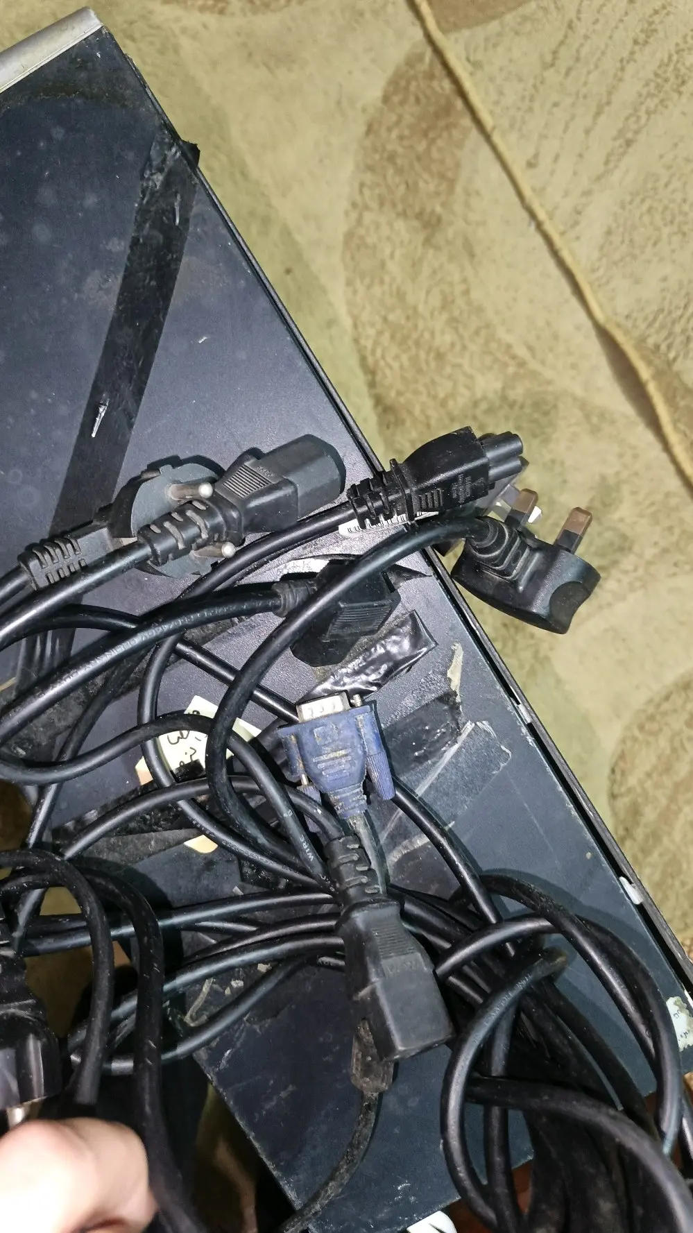 كيبلات و محولات و شواحن  للبيع