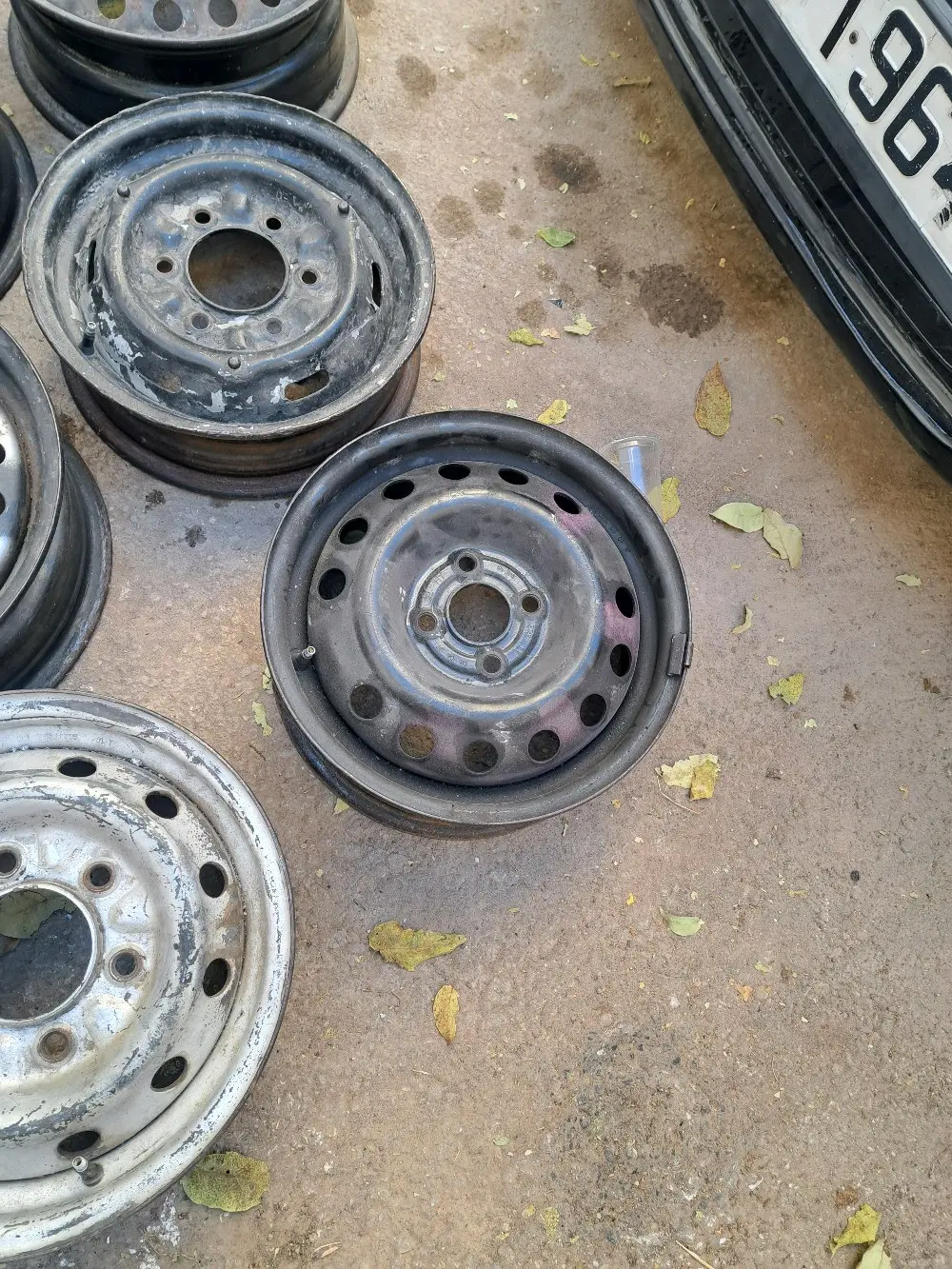 جنطات مشكلة للبيع كامل العدد ٢٣ جنط السعر 70دينار