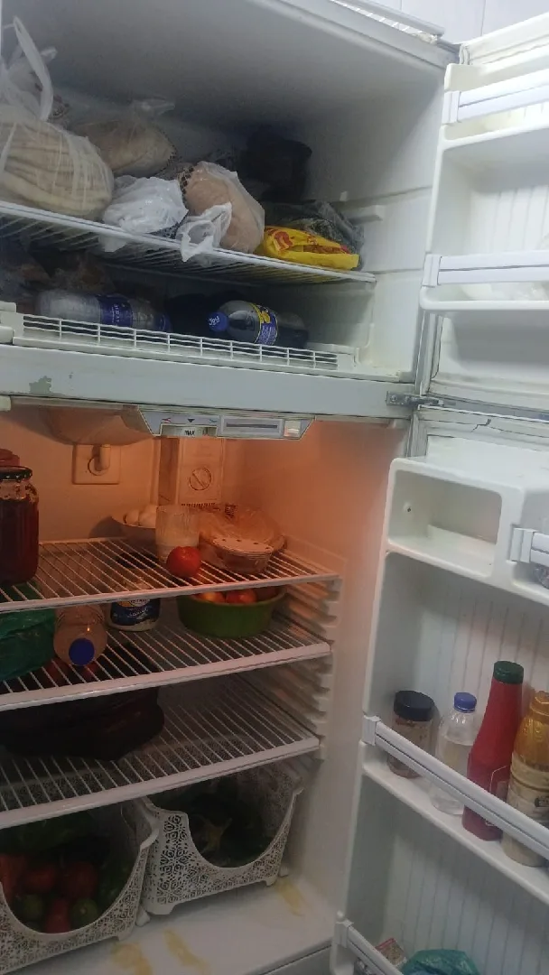 ثلاجة فدرال عملية بسعة مناسبة للاستخدام المنزلي، وتحتوي على فريزر علوي وأرفف داخ
