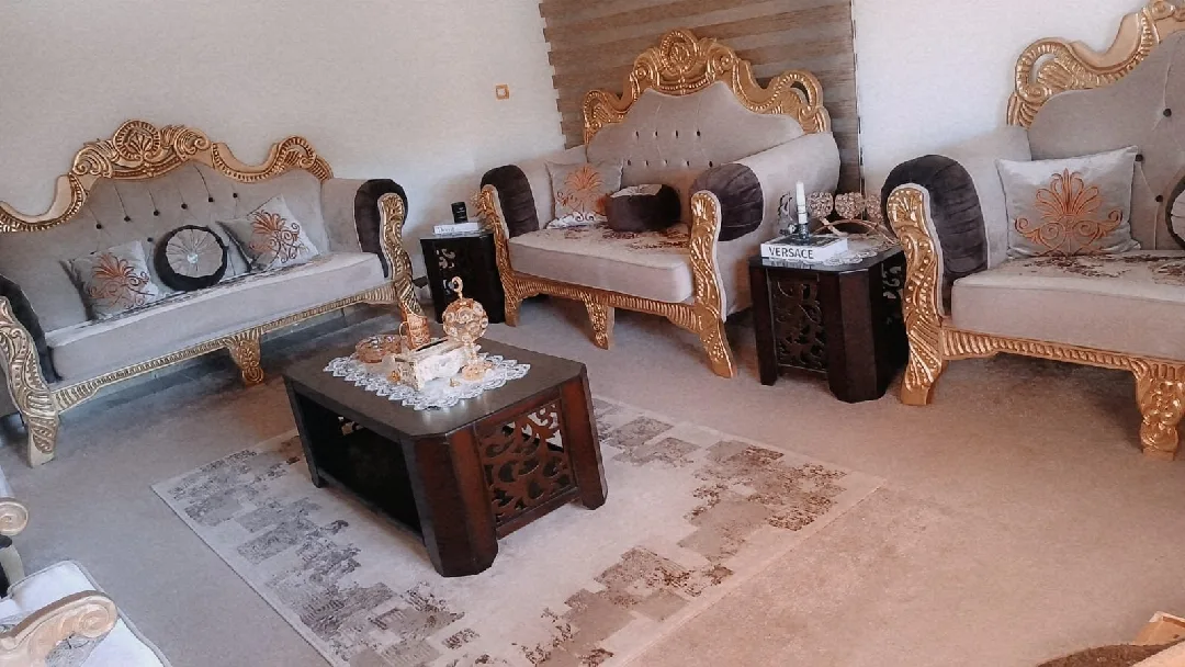 طقم كنب 9 مقاعد من غير الطاولات  للبيع موجود بالمفرق ضاحية الملك عبدالله 300 دين
