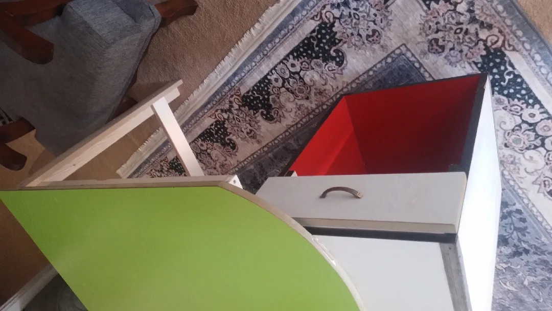 سرير مستعمل مع مكتب للدراسة صغير