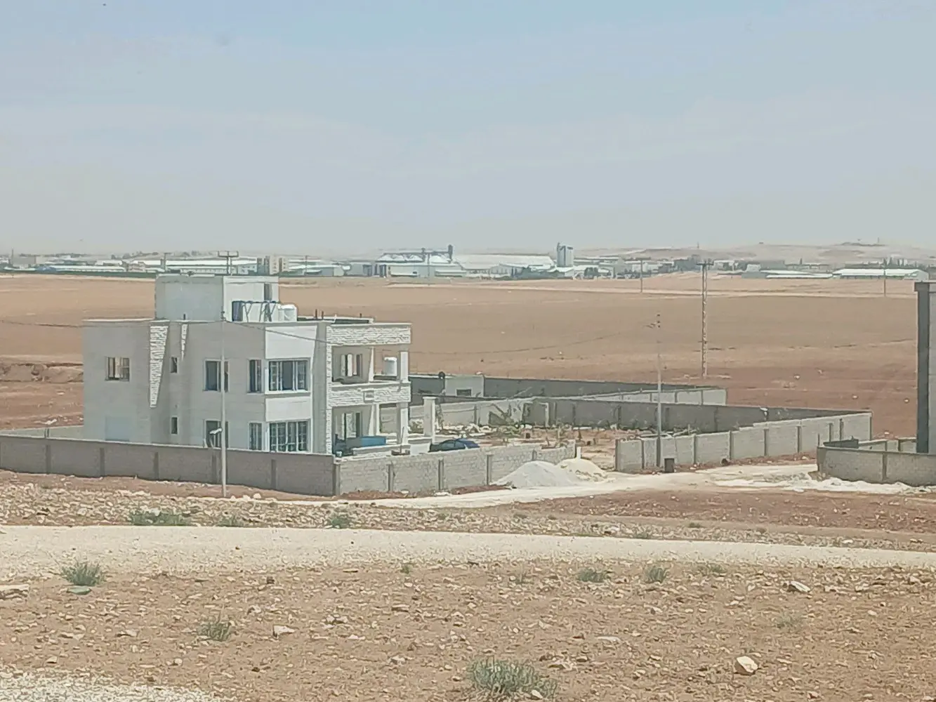 أرض للبيع قرب شارع المطار