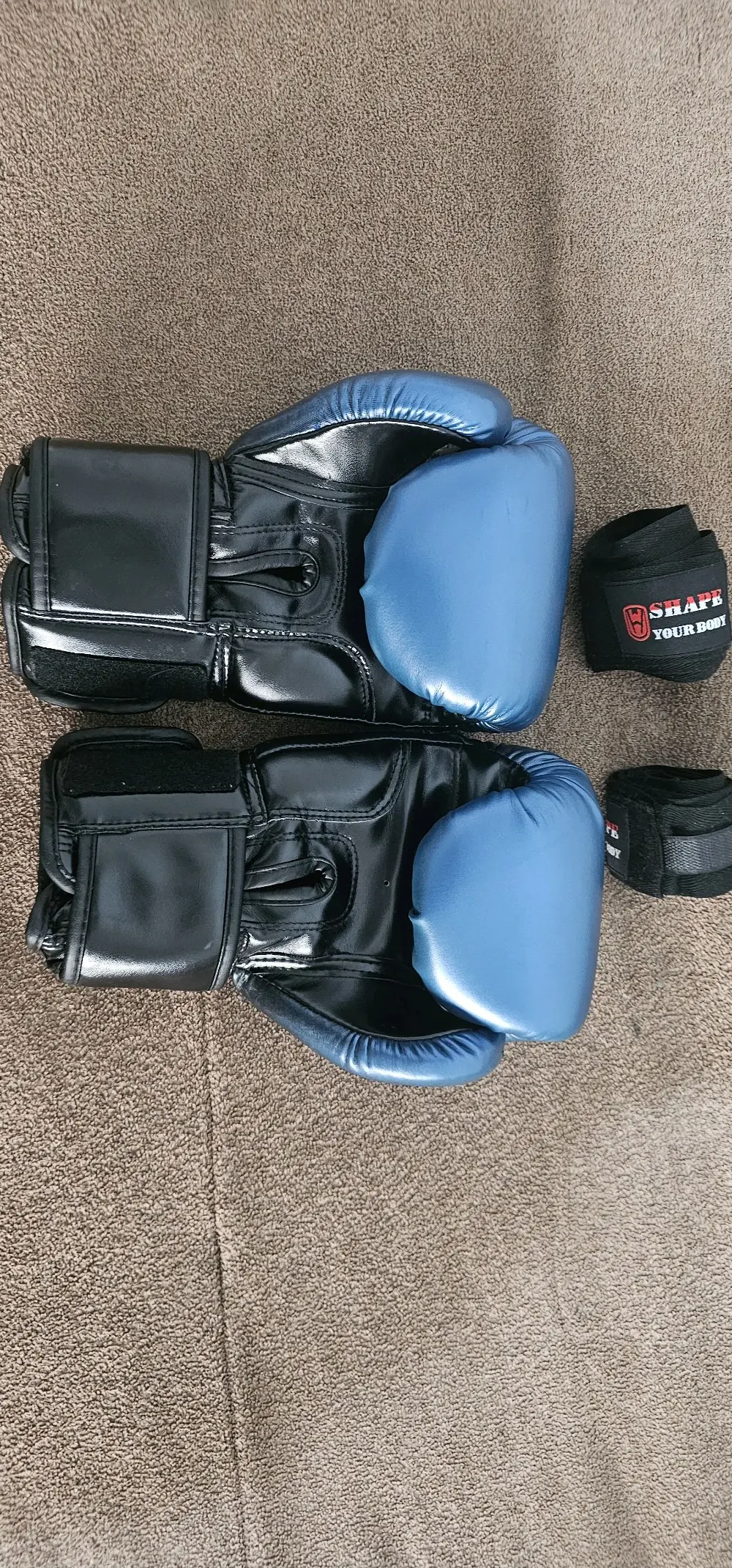 حزام للجيم+ قفازات كيك بوكسنج+ ادوات عديدة للجيم ب 35 دينار