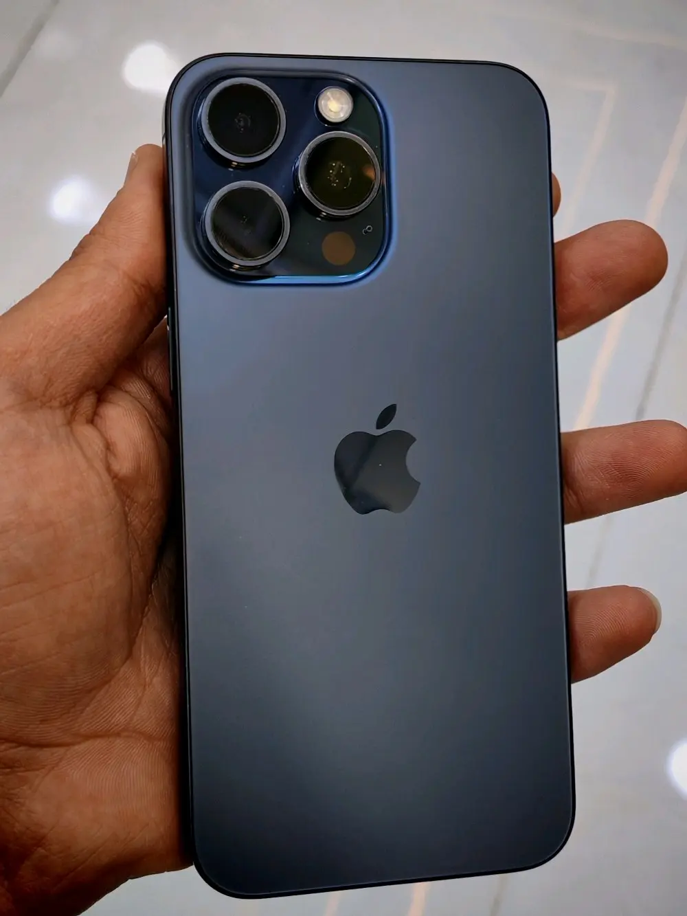Iphone 15 pro max مستعمل بحال الوكاله