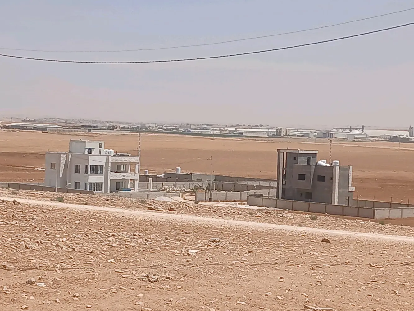 أرض للبيع قرب شارع المطار