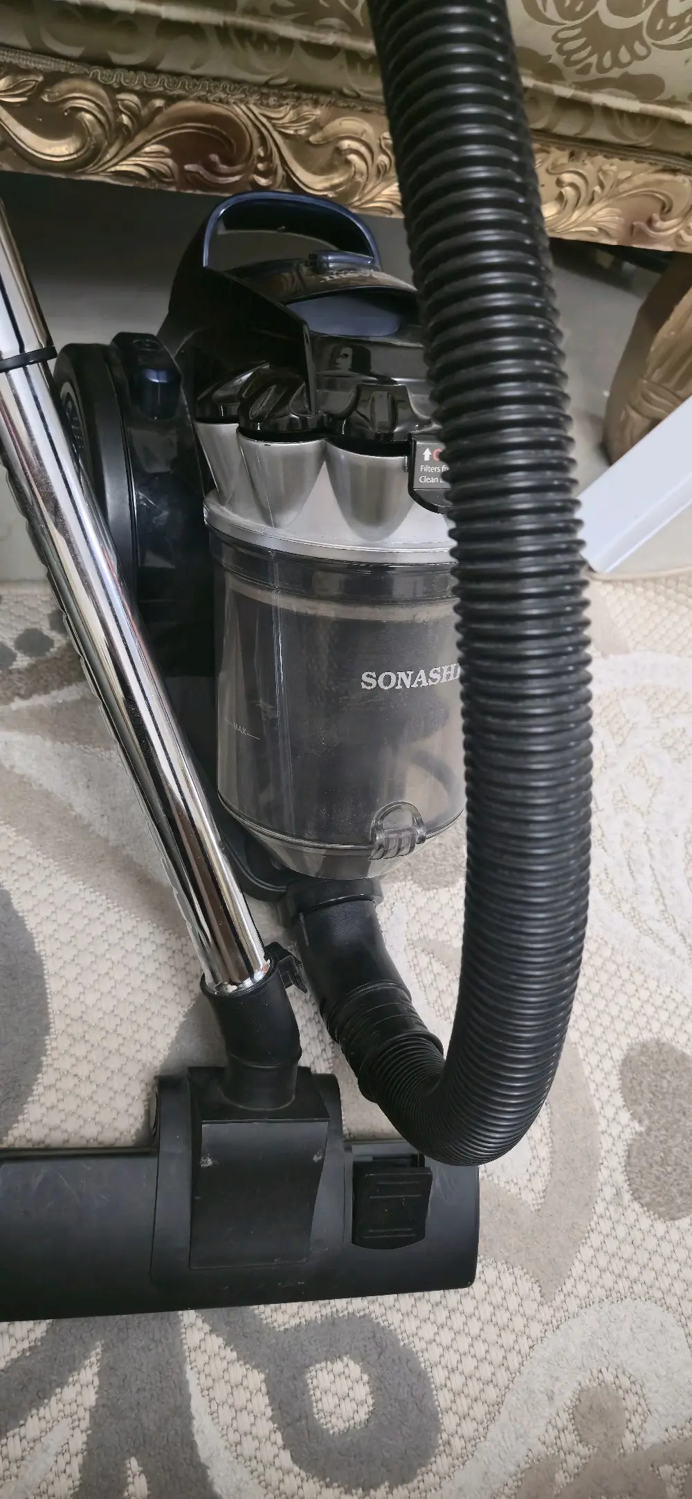 مكنسة كهربائية سوناشي 2000 للبيع استخدام سنة مستعمل ... الببع مستعجل