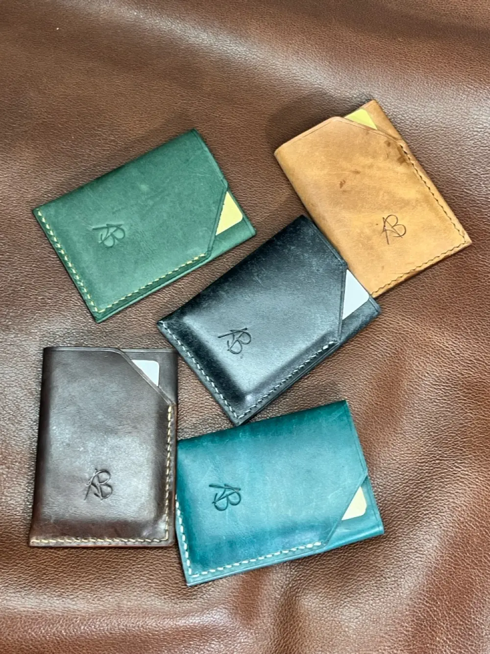 محافظ جلد طبيعي هاند ميد