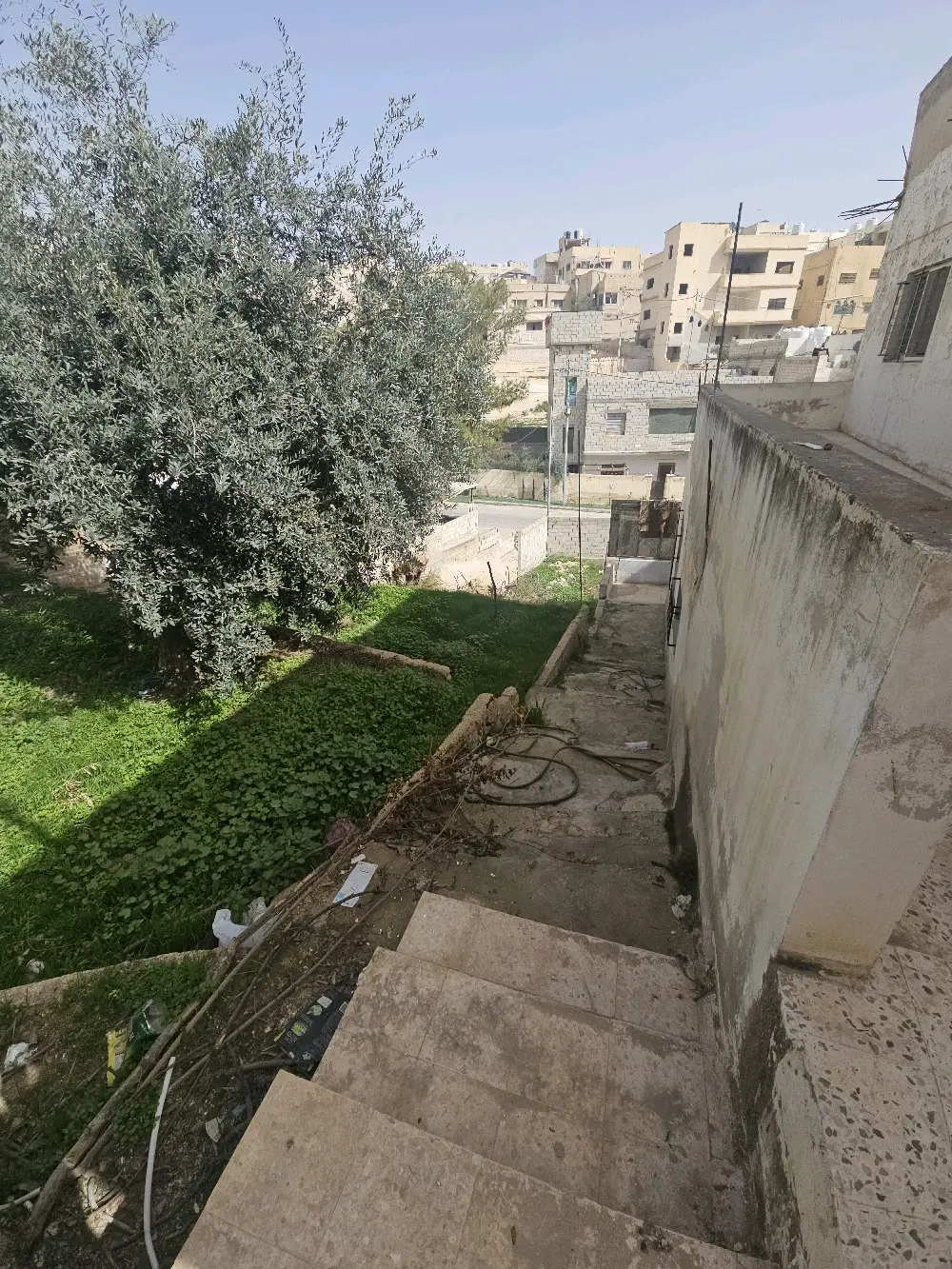 منزل مستقل منطابقين مع قطعة ارضجاهزة للبناءعلى الشارع