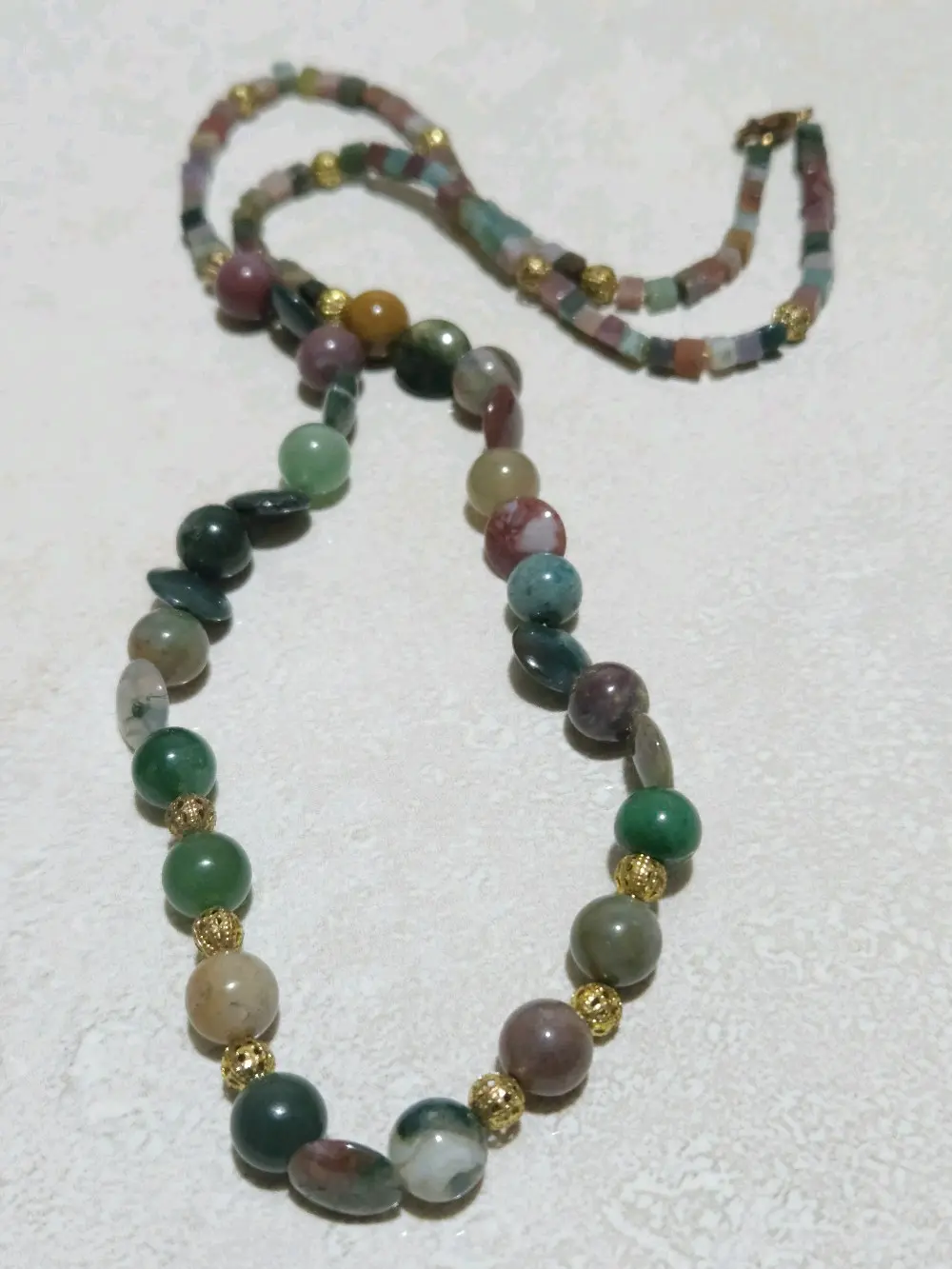 عقد من العقيق الطبيعي