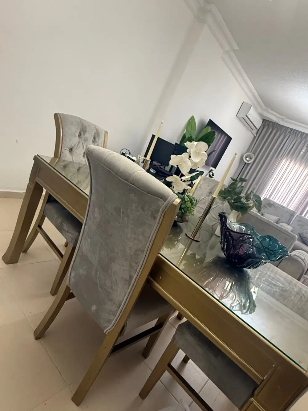 صالون للبيع