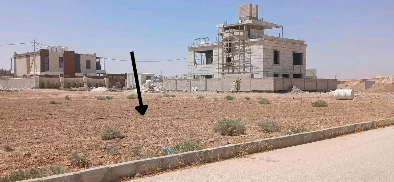 أرض مميزة قرب شارع المطار وجامعة إبن سينا الطبية