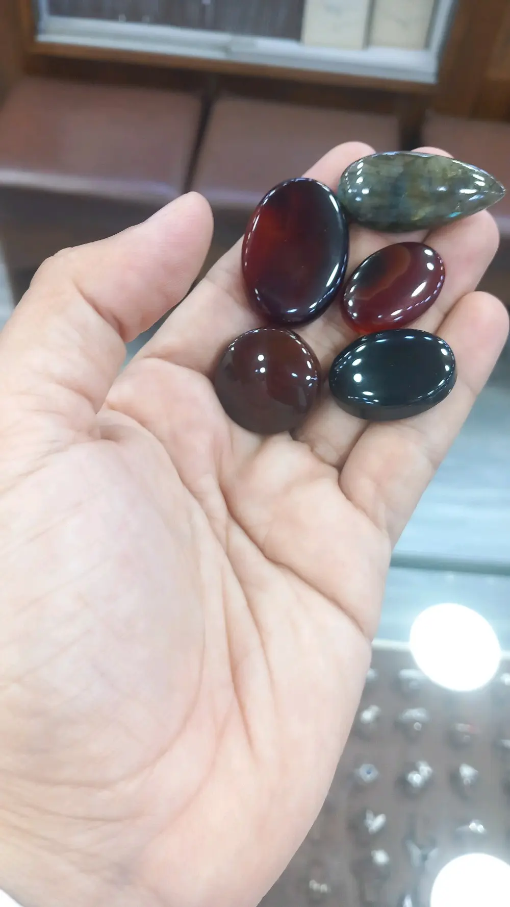 قلائد وتعليقات أحجار كريمة