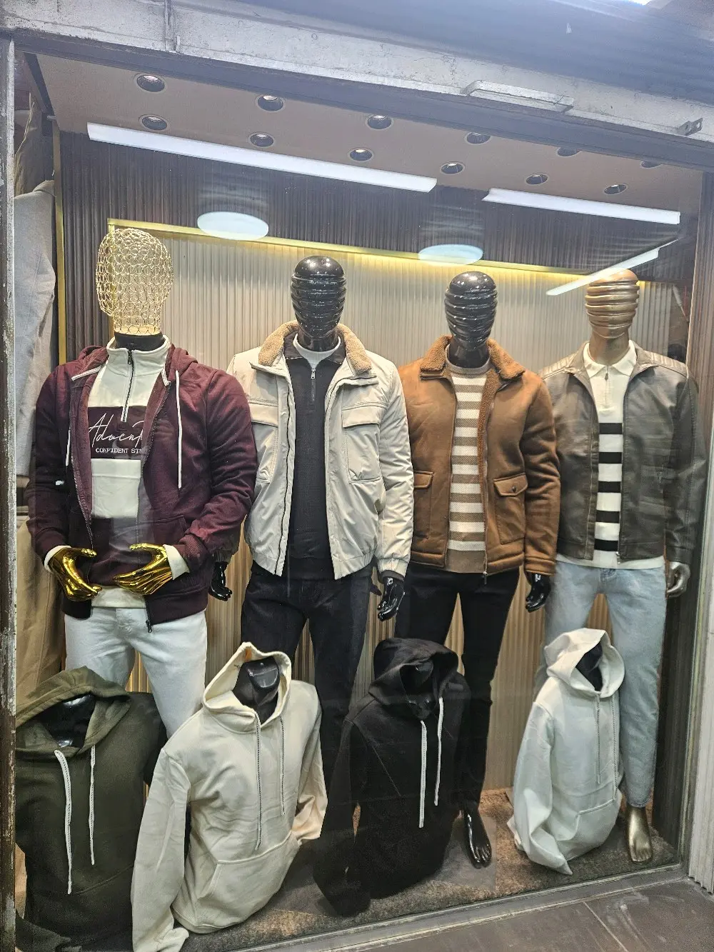 محل ملابس / نوڨيتيه للبيع