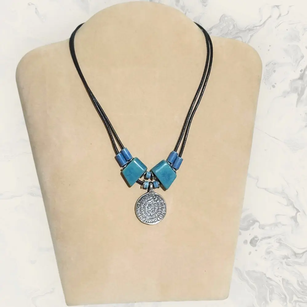 قلادة بوجهين فايستوس من العصر البرونزي