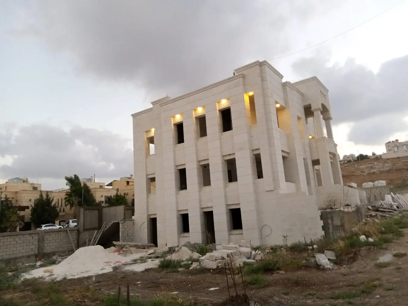 فني كهرباء  فيي اربد تأسيس وصيانه الكهرباء المنزليه والمحال التجاريه