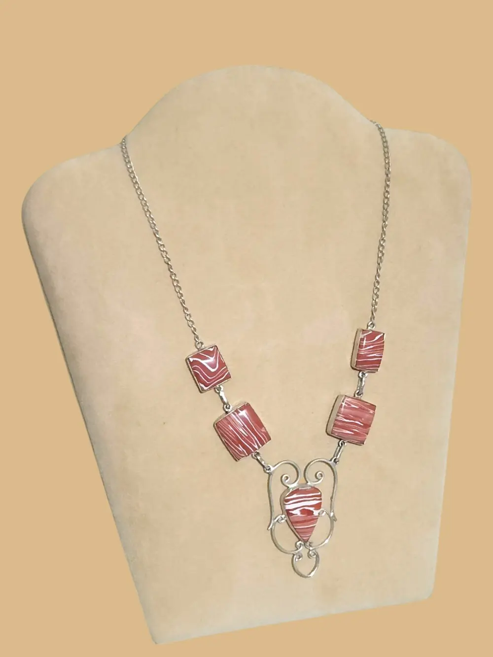 القلادة الفريدة