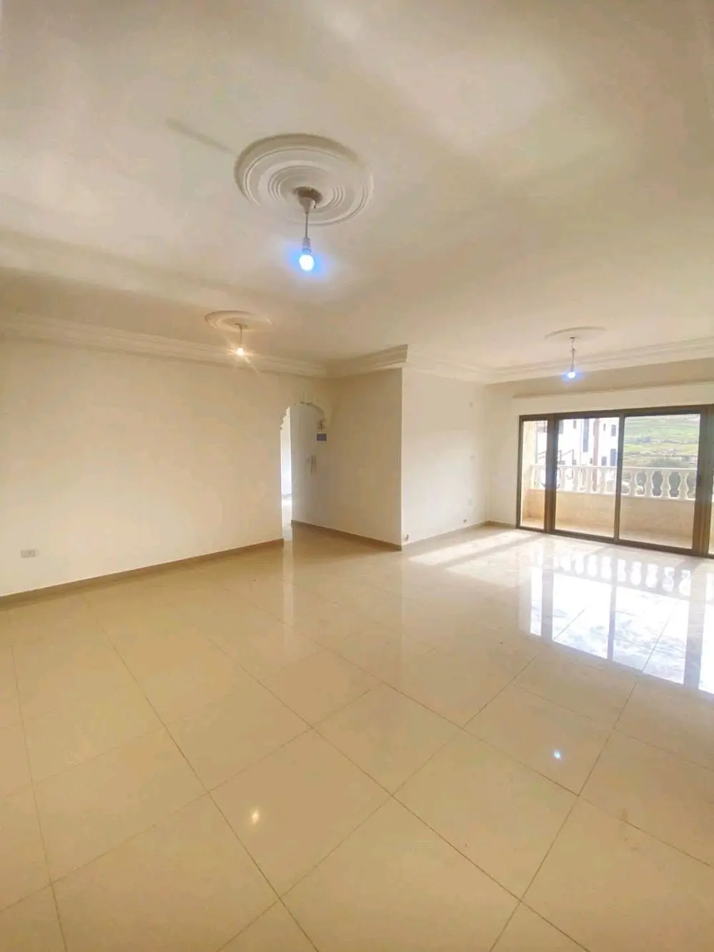 شقة جديدة طابق ثاني للبيع في ابو نصير حي الضياء بدفعة واقساط من المالك مباشرة