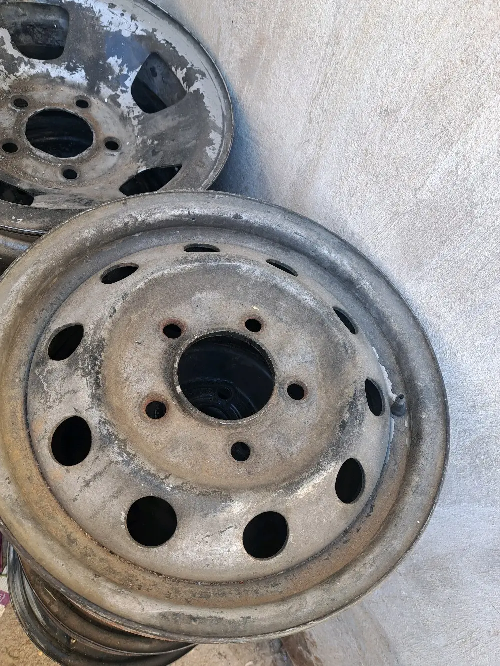 جنطات مشكلة للبيع كامل العدد ٢٣ جنط السعر 70دينار