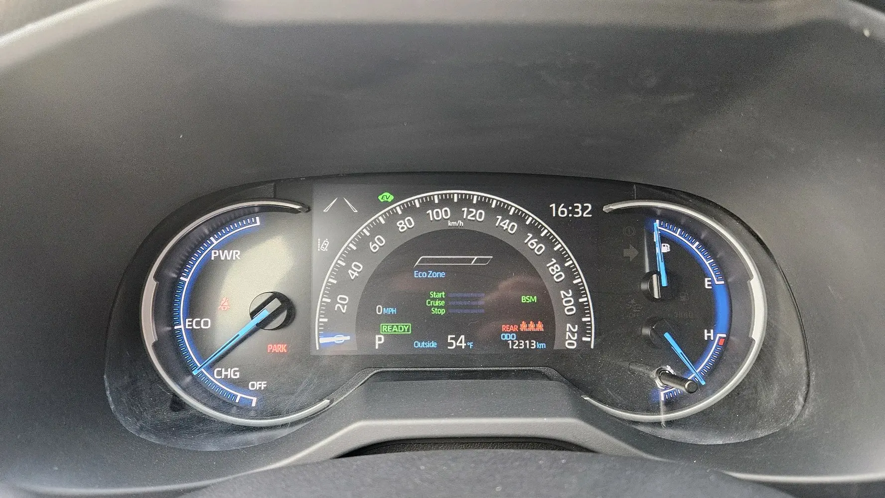 تويوتا راف 4 موديل 2024 LE   4*4 بحالة الوكاله