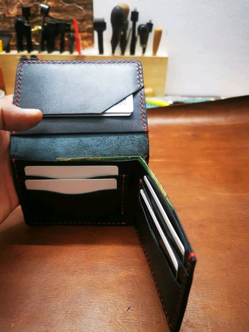 محافظ جلد طبيعي صناعه وخياطه يدويه بالكامل